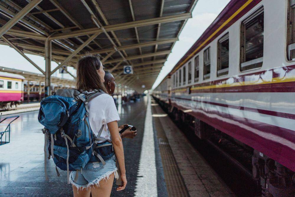 ilustrasi traveling naik kereta (pexels.com/Ketut Subiyanto)