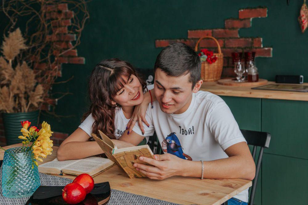 ilustrasi sedang membaca buku (pexels.com/Marina Abrosimova)