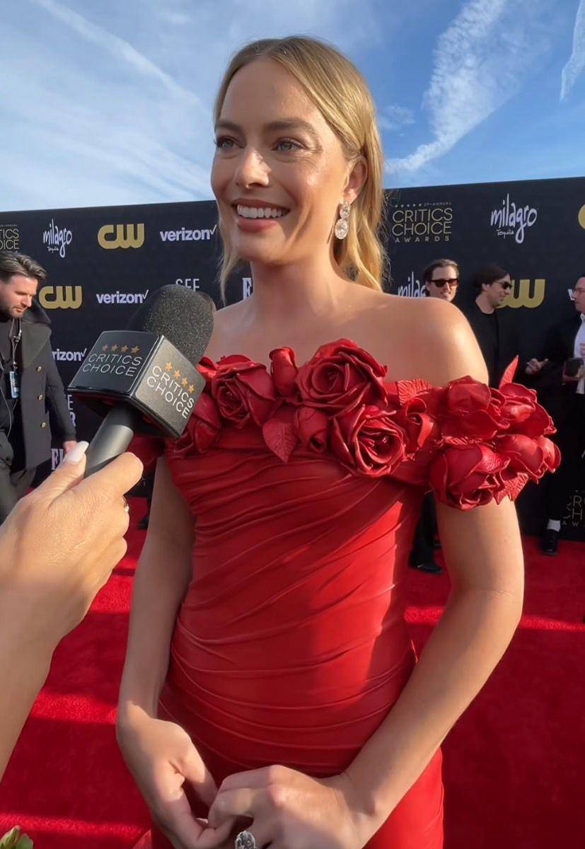 potret Margot Robbie di Critics Choice Awards 2024 (instagram.com/criticschoice)
