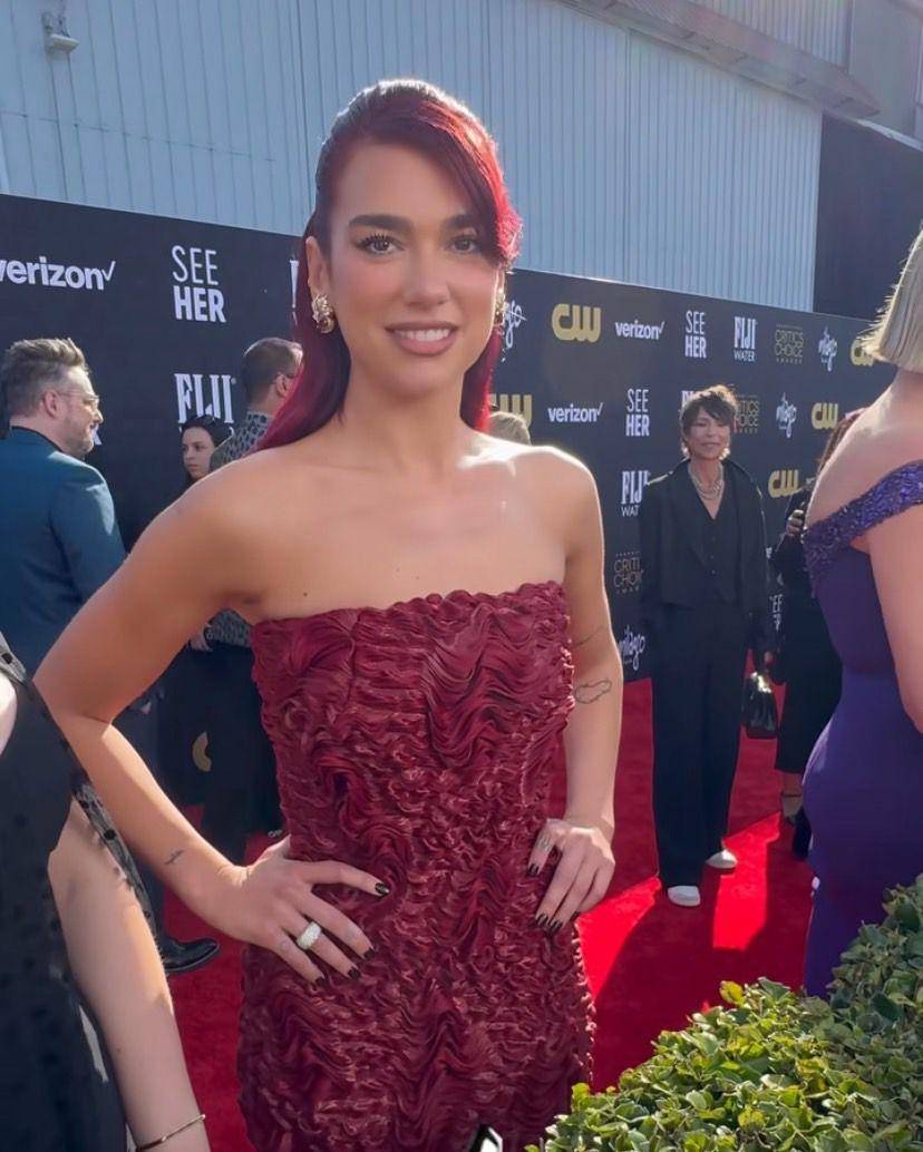 potret Dua Lipa di Critics Choice Awards 2024 (instagram.com/criticschoice)