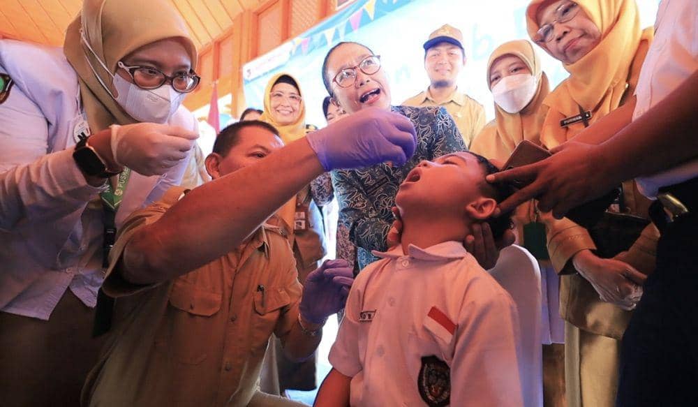 Wakil Walikota Solo melakukan imunisasi gerakan Vaksinasi Polio Serentak di Solo. (Dok/Humas Pemkot Solo)