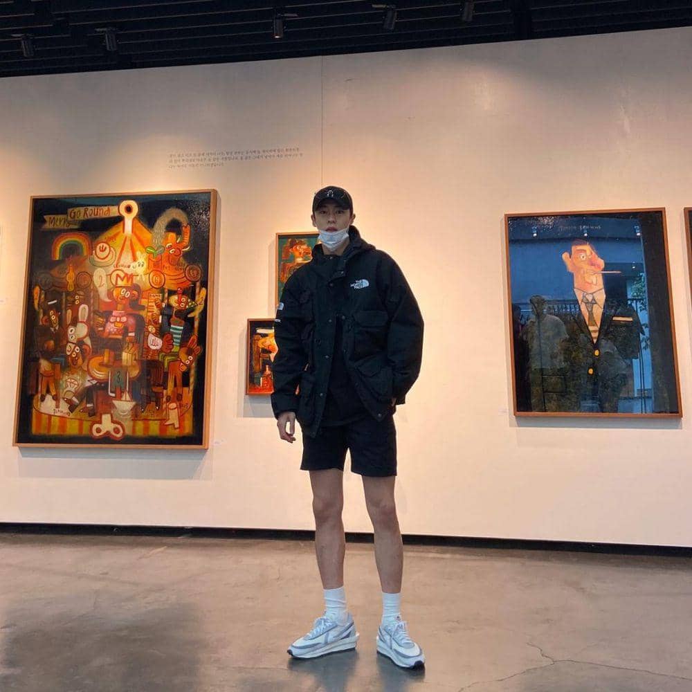 outfit pakai baseball cap ala Lee Jae Wook (instagram.com/jxxvvxxk/)