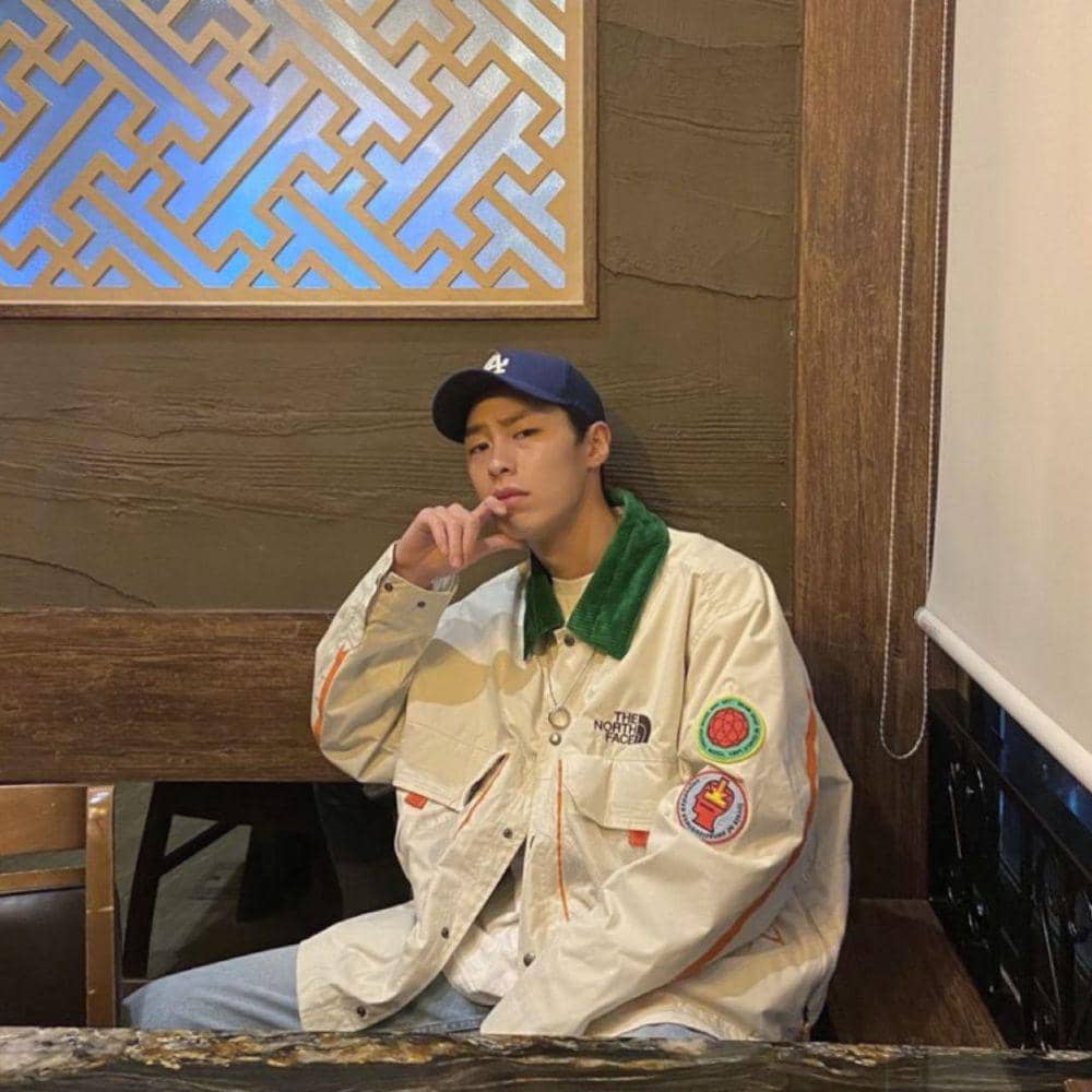 outfit pakai baseball cap ala Lee Jae Wook (instagram.com/jxxvvxxk/)