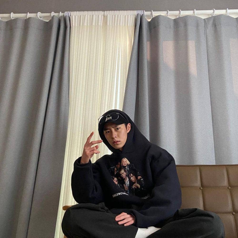 outfit pakai baseball cap ala Lee Jae Wook (instagram.com/jxxvvxxk/)