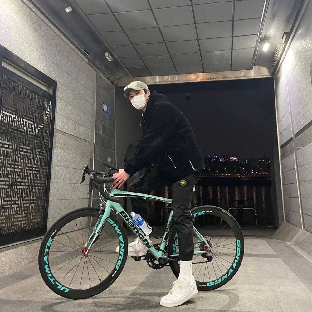outfit pakai baseball cap ala Lee Jae Wook (instagram.com/jxxvvxxk/)