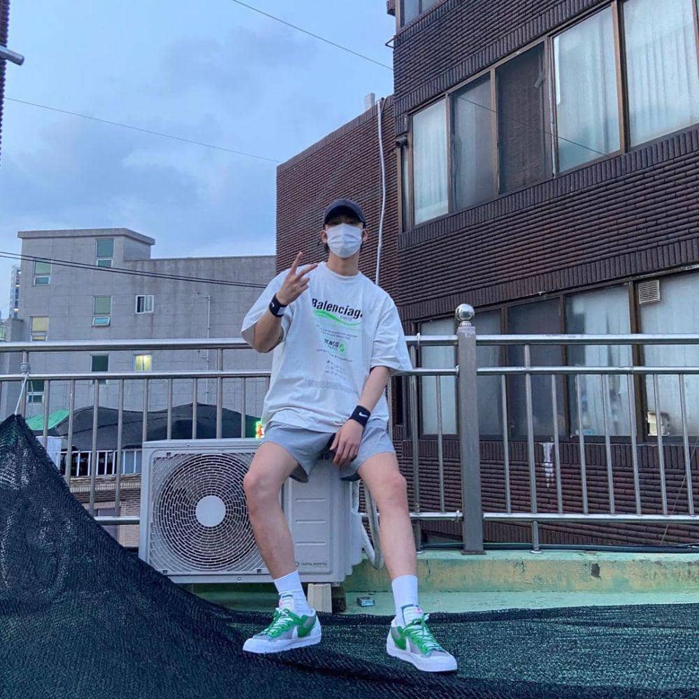 outfit pakai baseball cap ala Lee Jae Wook (instagram.com/jxxvvxxk/)