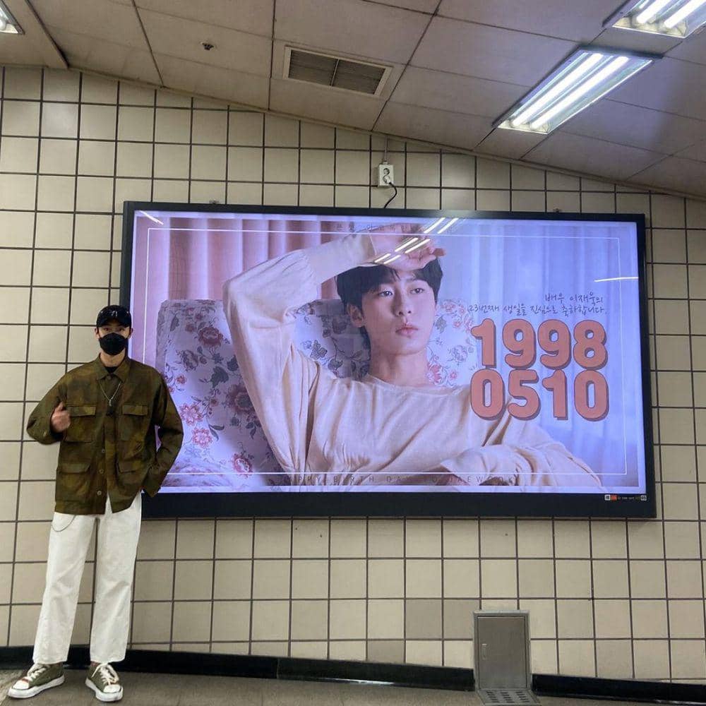 outfit pakai baseball cap ala Lee Jae Wook (instagram.com/jxxvvxxk/)