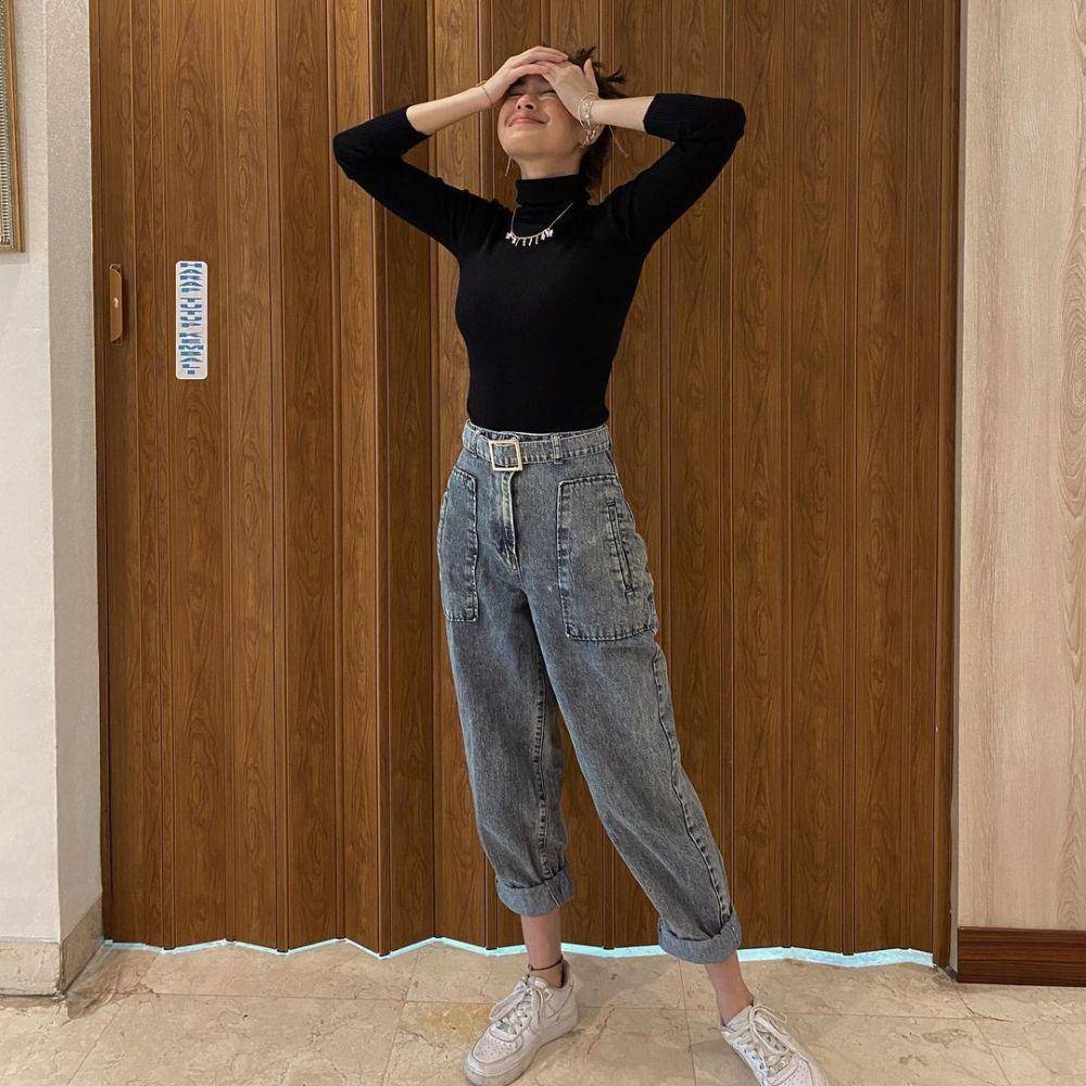 mix and match celana panjang ala Caitlin Halderman (instagram.com/caitlinhalderman)