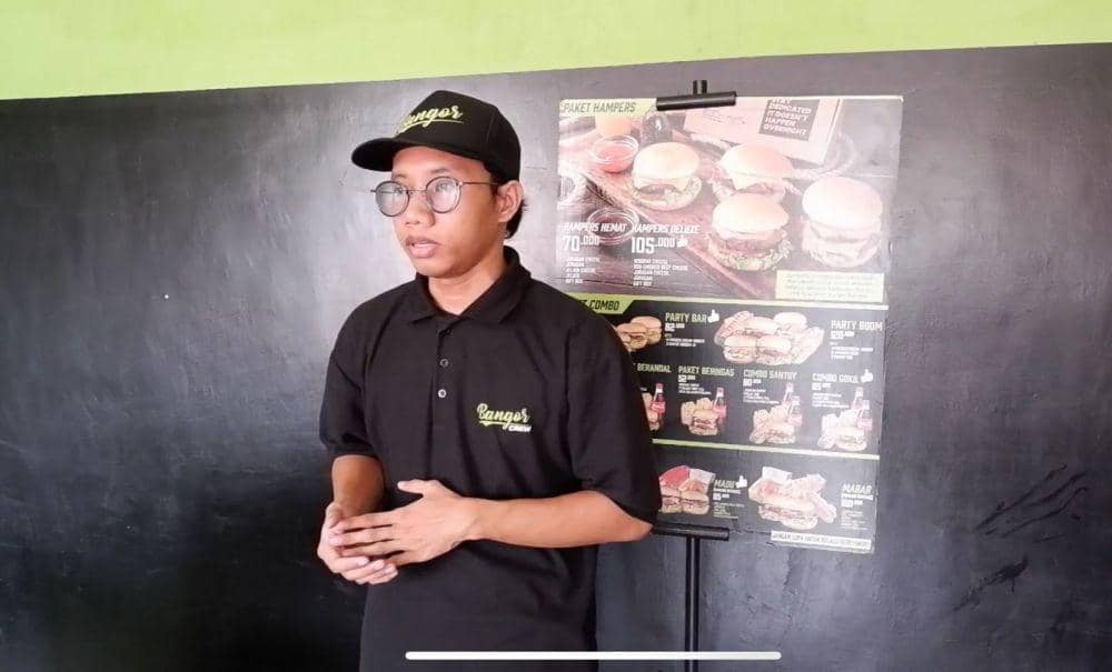 Pelaku UMKM di bidang kuliner memanfaatkan promo tambah daya listrik pada tahun 2023. (dok. PLN)