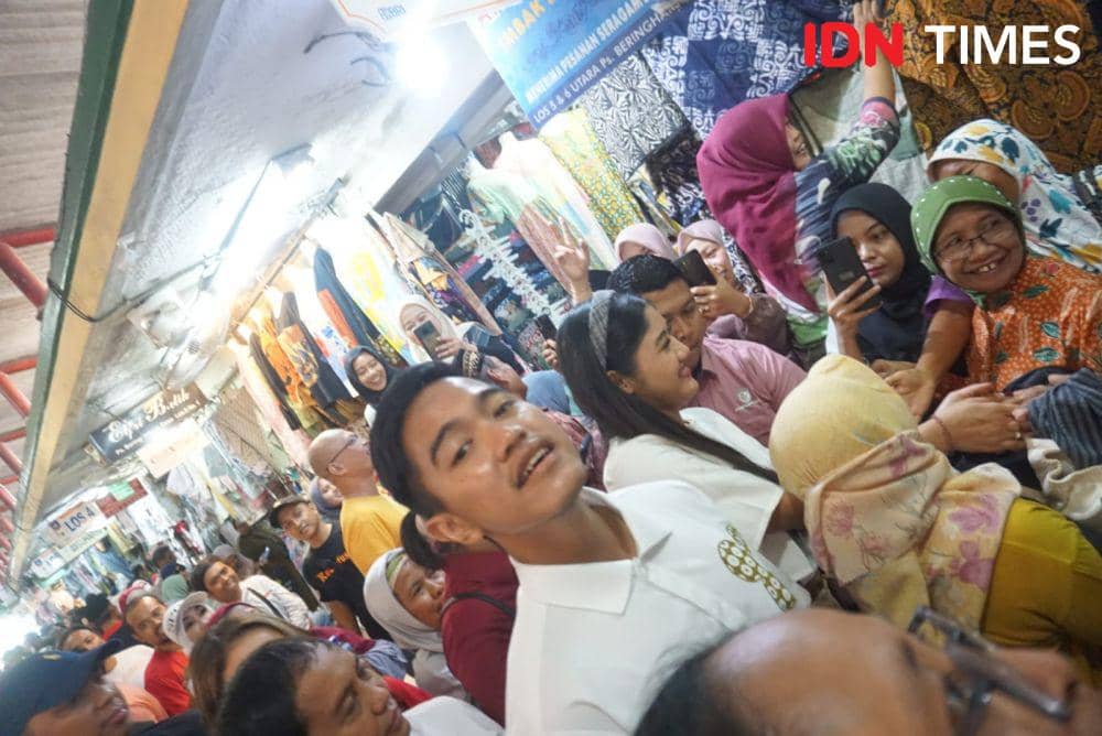 Ketua Umum PSI, Kaesang Pangarep di Pasar Beringharjo Yogyakarta. (IDN Times/Tunggul Damarjati)
