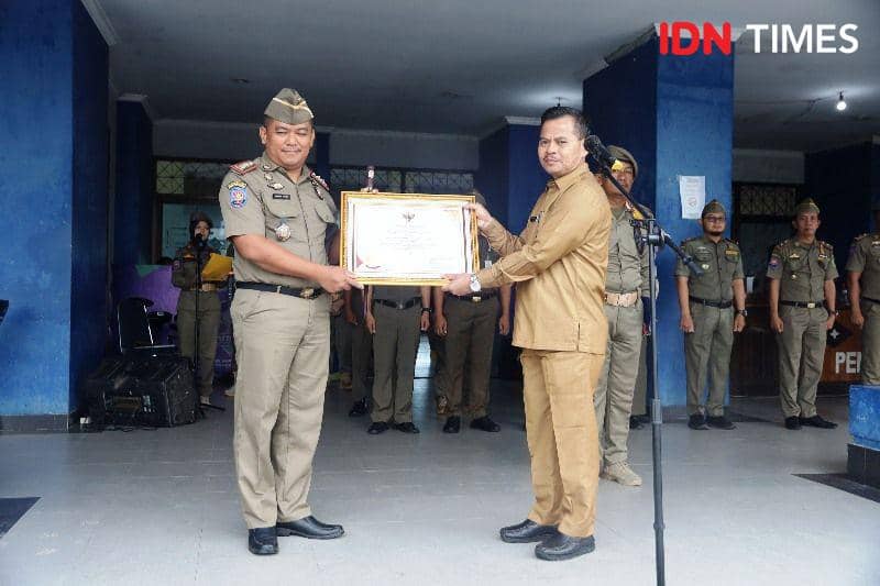 Sekda PPU, Tohar dan Kepala Satpol PP, Margono Hadi Susanto tunjukan penghargaan (IDN Times/Ervan)