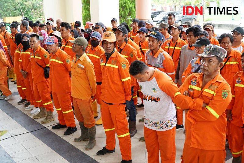 Petugas kebersihan Pemkab PPU (IDN Times/Ervan)