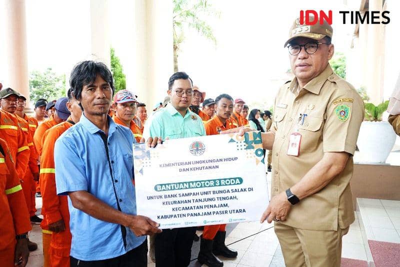 Pj Bupati PPU, Makmur Marbun serahkan secara simbolis motor pengangkut sampah bantuan hibah dari KLHK kepada seorang petugas kebersihan (IDN Times/Ervan)