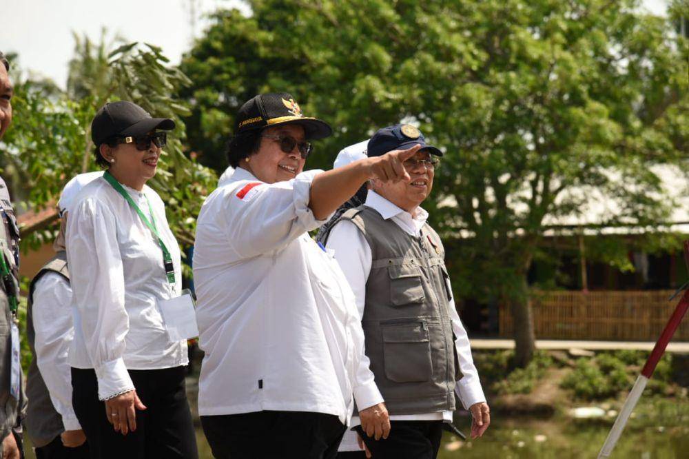 Wakil Presiden Ma'Ruf Amin dan Menteri Lingkungan Hidup dan Kehutanan (LHK) Siti Nurbaya ikuti kegiatan Tanara Clean Up Sungai Cidurian, Banten. (Dok/Humas PLN Indonesia Power)