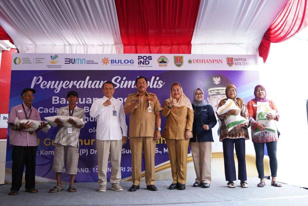 Pemprov Jateng dan Pemkot Semarang menyalurkan program Bantuan Pangan Cadangan Beras Pemerintah tahun 2024 kepada penerima manfaat di Kelurahan Gemah, Kecamatan Pedurungan, Kota Semarang, Senin(15/1/2024). (dok. Pemkot Semarang)
