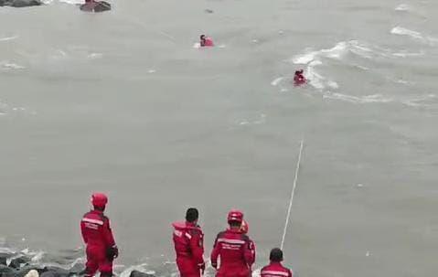 Perahu Terbalik di Laut Sekitar CPI Makassar, Dua Orang Korban