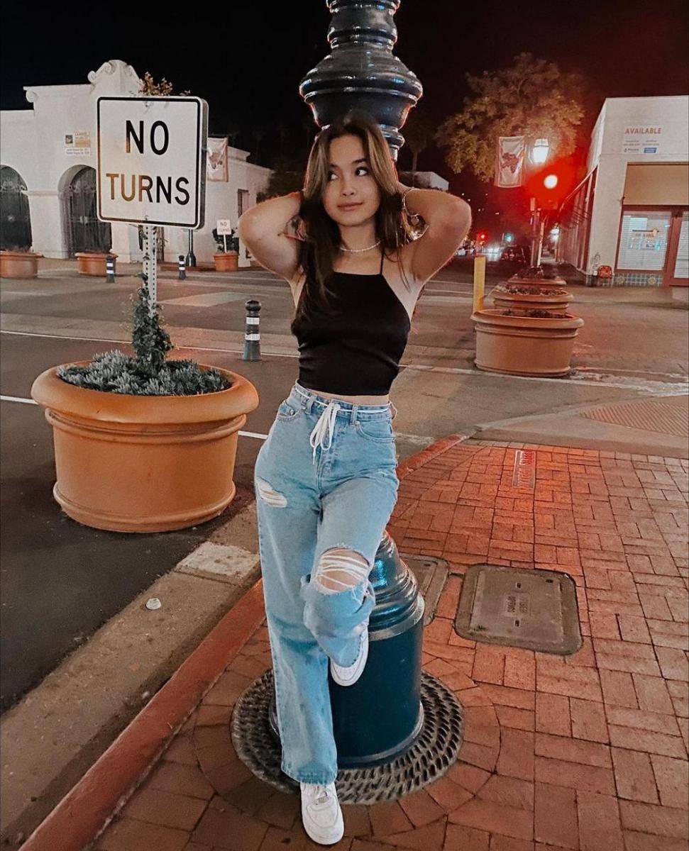 mix and match celana panjang ala Caitlin Halderman (instagram.com/caitlinhalderman)