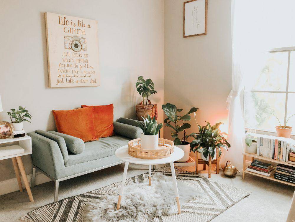 ide hiasan dinding minimalis untuk ruang keluarga (unsplash.com/Yehleen gaffney)