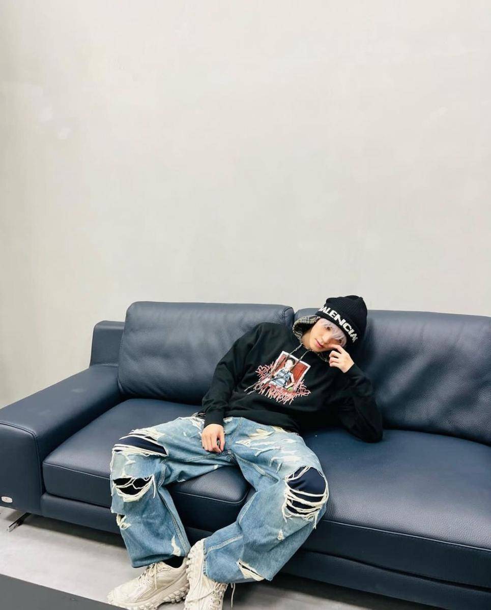 Paduan ripped pants ala Taeyong (instagram.com/taeoxo_nct)
