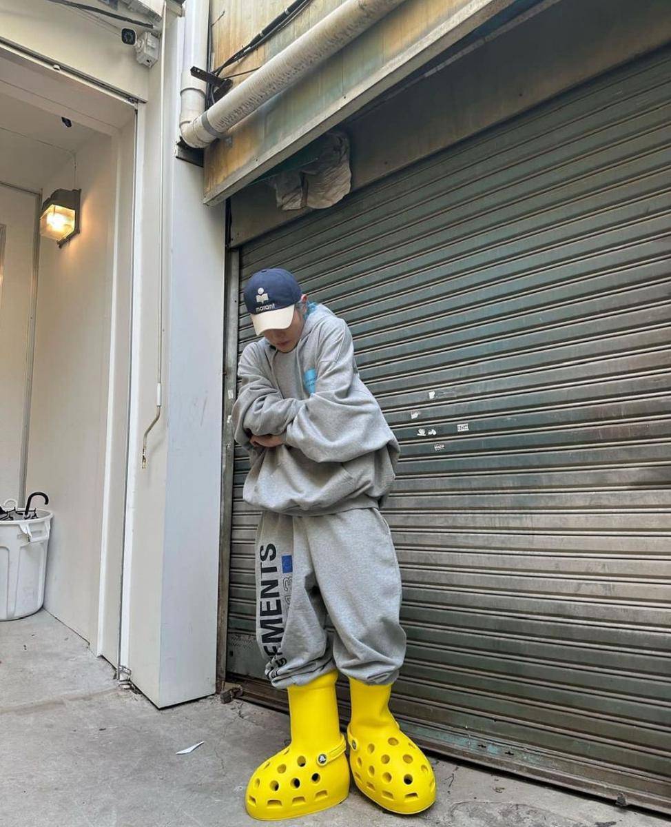 Paduan oversize style ala Taeyong (instagram.com/taeoxo_nct)