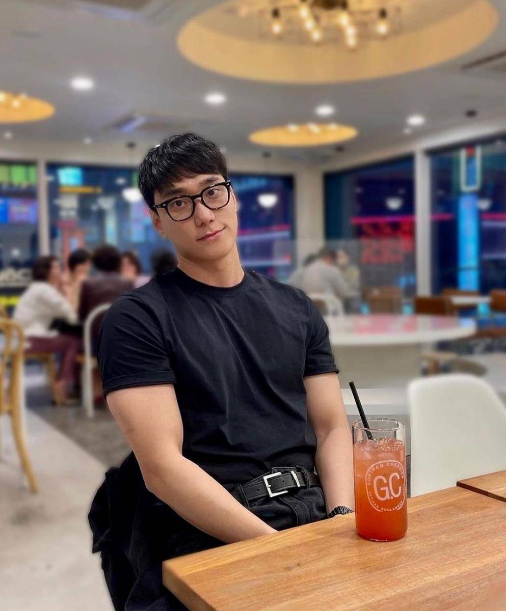 Paduan tshirt ala Park Min Kyu (instagram.com/ssrt_mk)