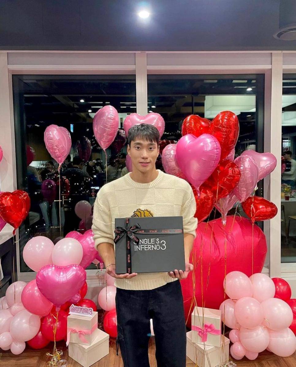 Paduan knitwear sweater ala Park Min Kyu (instagram.com/ssrt_mk)