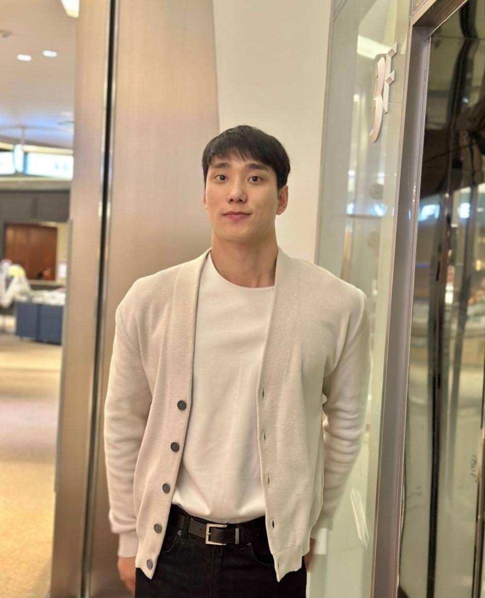 Paduan cardigan ala Park Min Kyu (instagram.com/ssrt_mk)