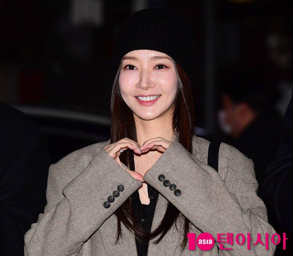 potret Park Min Young usai rumor terima uang dari mantan pacar (dok. 10Asia)