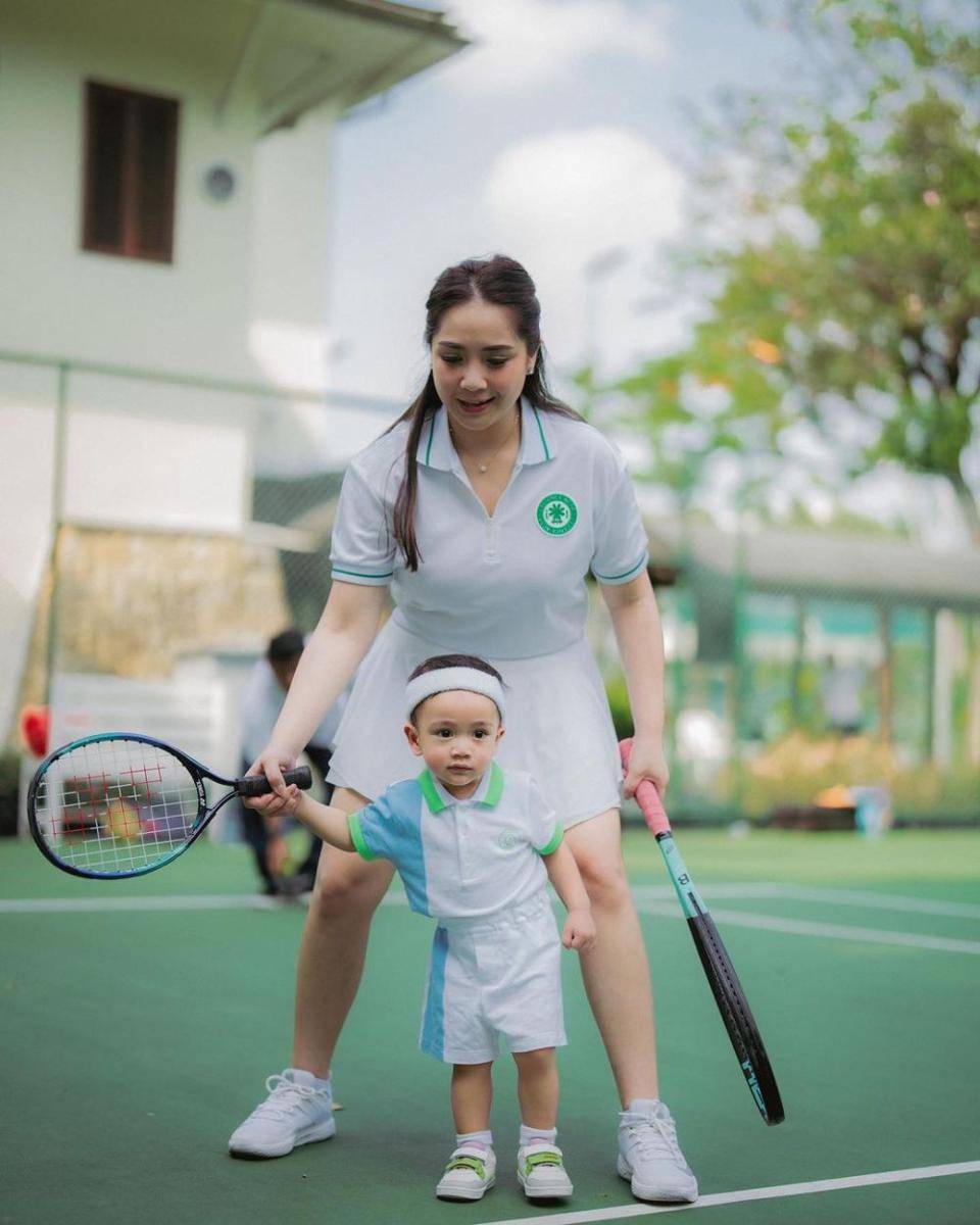 Inspirasi OOTD olahraga ala Nagita Slavina (instagram.com/raffinagita1717)