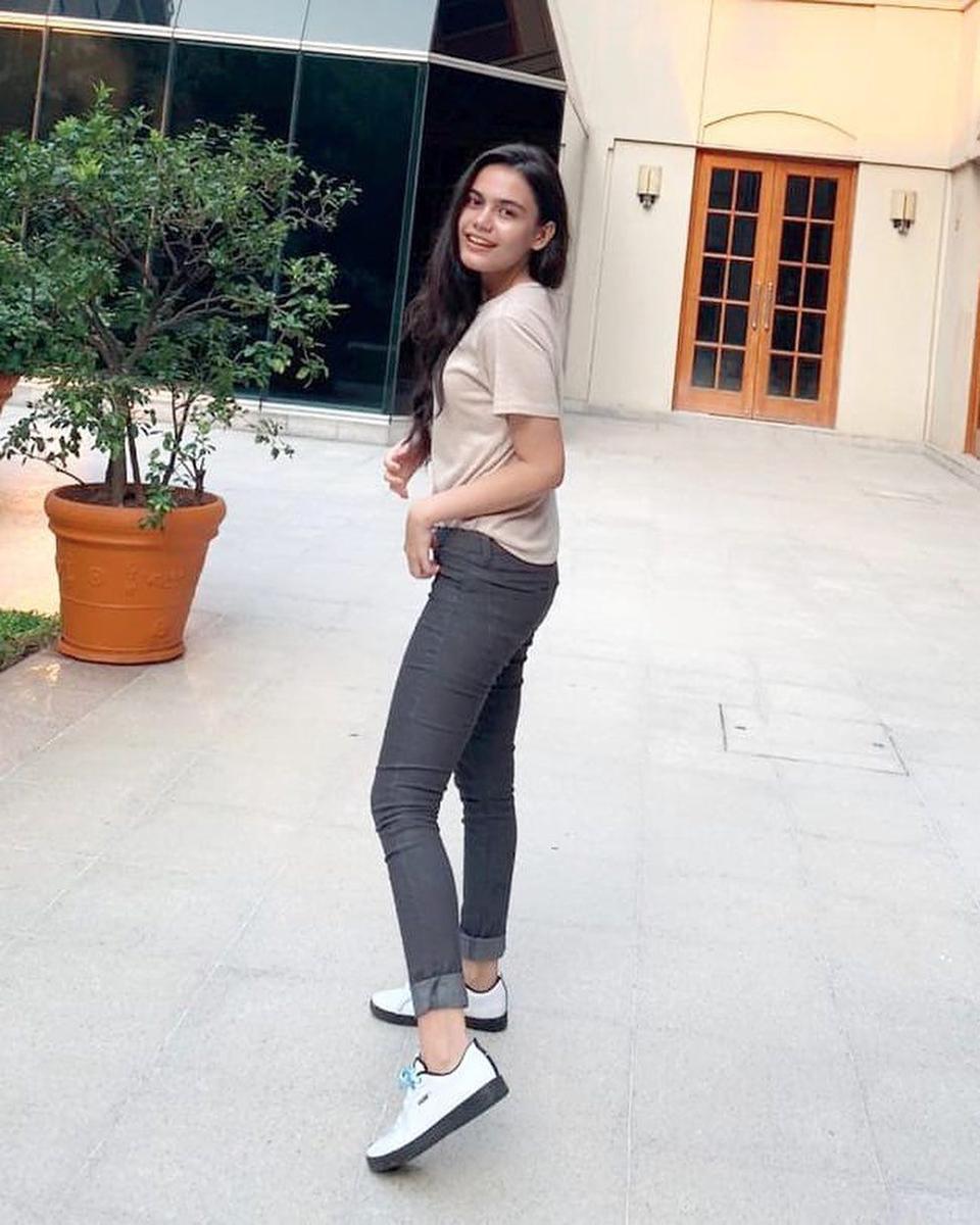 gaya OOTD ala Chantiq Schagerl (instagram.com/cha_schagerl)
