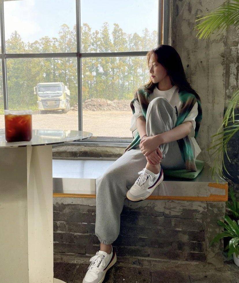OOTD kasual ala Kang Mi-Na (instagram.com/_happiness_o)