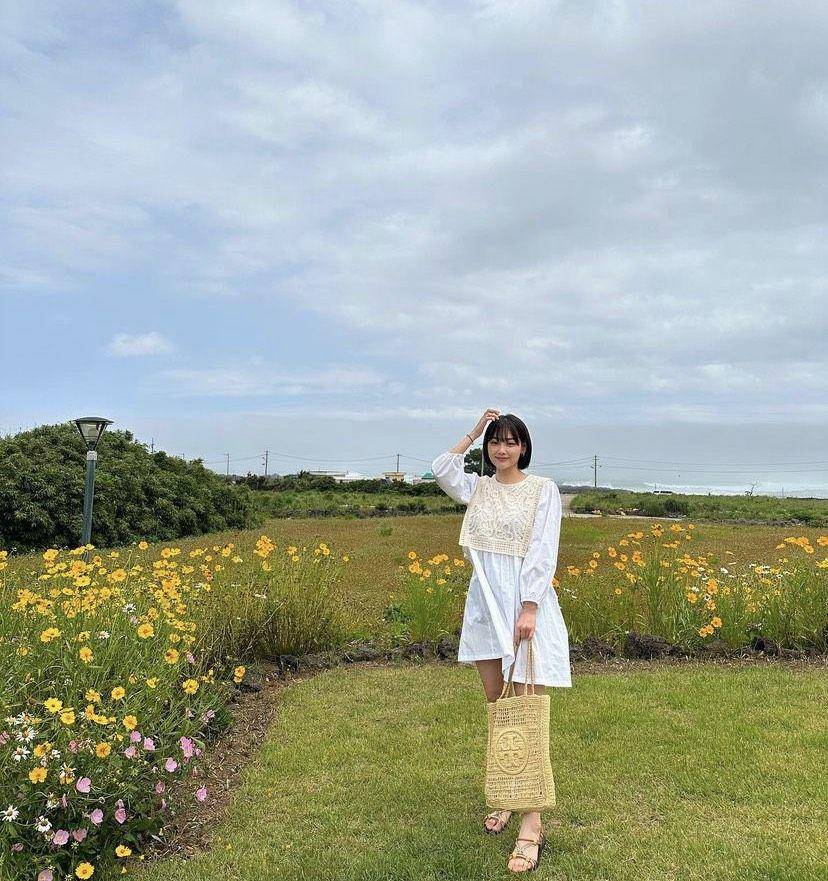 OOTD kasual ala Kang Mi-Na (instagram.com/_happiness_o)