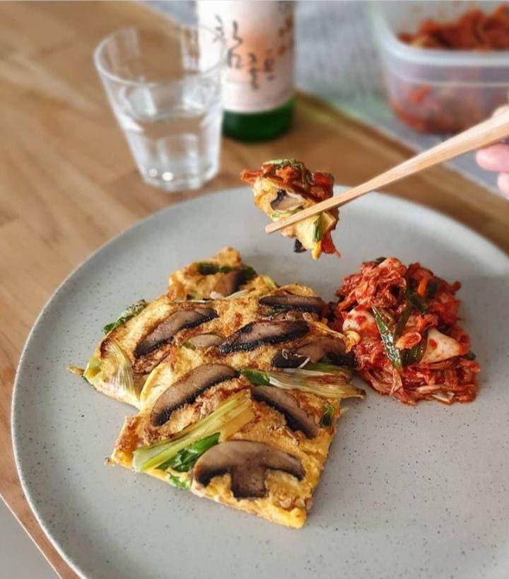 ilustrasi sajian bakwan Korea dengan kimchi (instagram.com/@melatiyusmarelda)