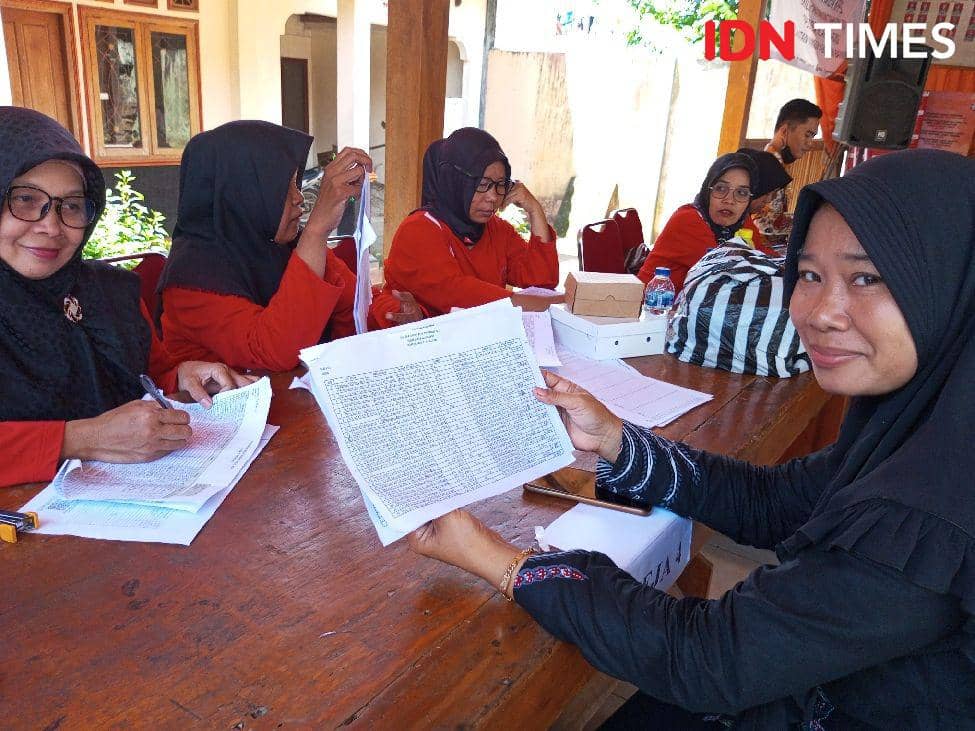Petugas pencatat PIN Polio saat menunjukan data anak yang telah divaksin, Selasa (16/1/2024).(IDN Times/Cokie Sutrisno).