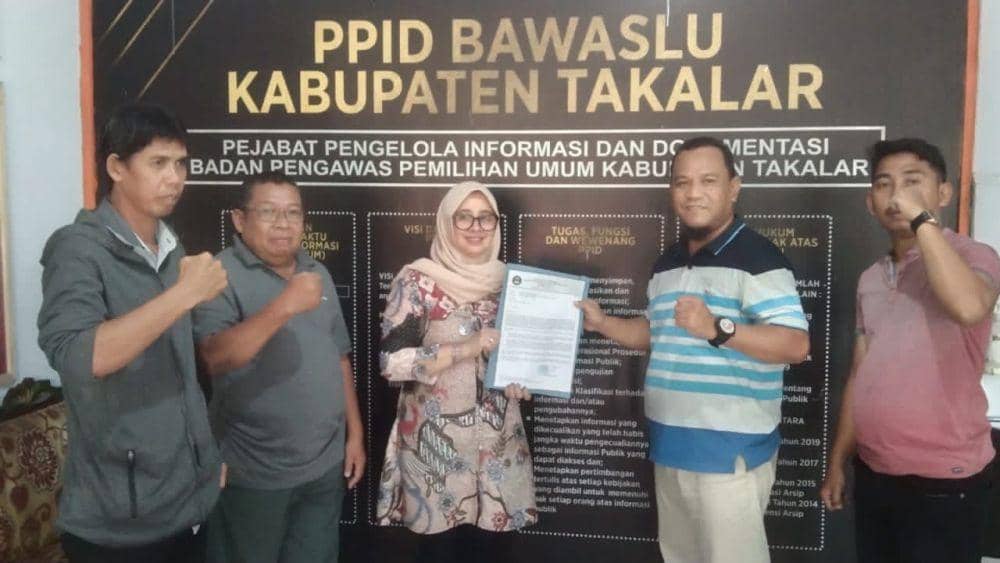 Relawan Garda AMIN melaporkan Sekretaris Daerah Kabupaten Takalar Muhammad Hasbi ke Bawaslu Takalar, Selasa (16/1/2024). Dok. IDN Times/Istimewa