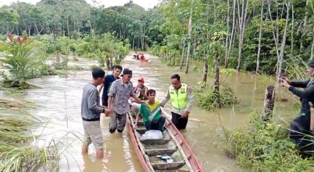 Korban banjir bandang di Musi Rawas, bernama Bambang (35) berhasil dievakuasi (Dok: istimewa)