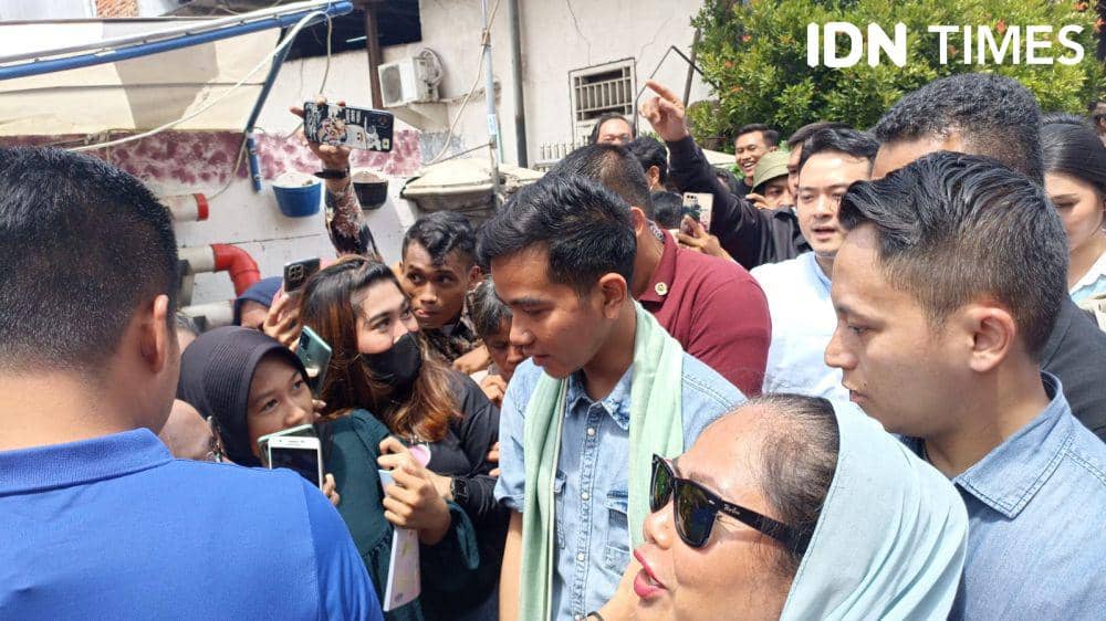 Sambut Blusukan Gibran ke Warakas, Emak-emak: Mas Ganteng Banget