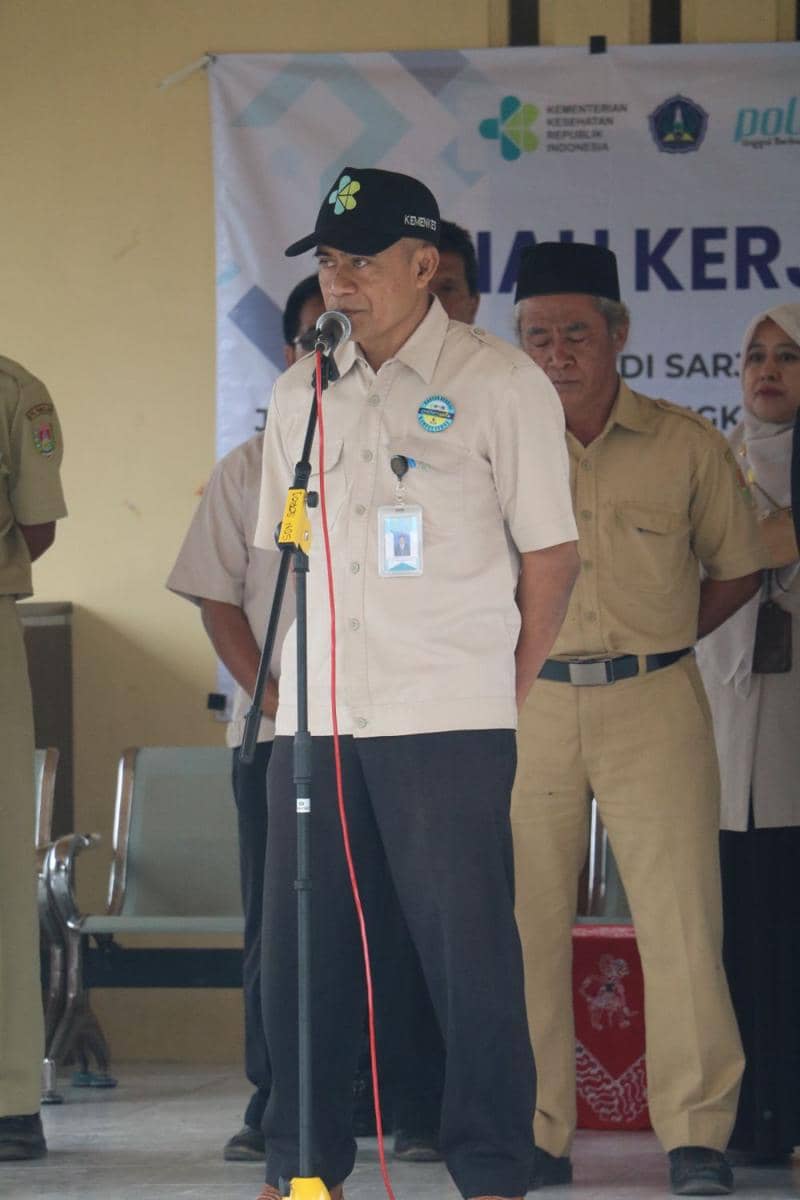 Penyerahan peserta KKN Program Studi Sarjana Terapan Sanitasi Lingkungan tahun 2024 oleh Ketua Jurusan Kesehatan Lingkungan. (Dok. Istiimewa)
