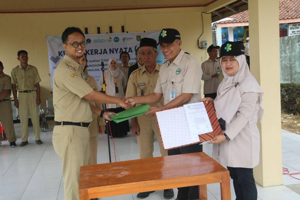 Penyerahan Program Kerja KKN Poltekkes Kemenkes Yogyakarta tahun 2024 kepada Camat Sawangan. (Dok. Istimewa)