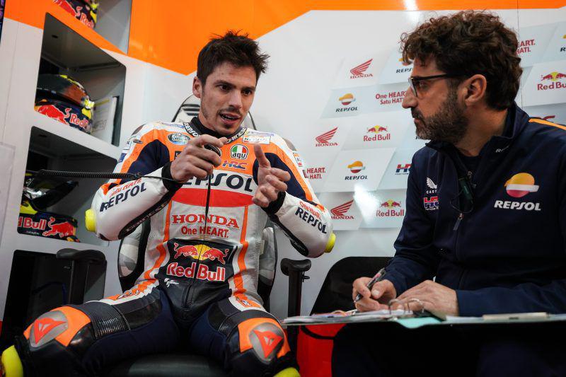 Joan Mir (kiri) berbincang dengan Santi Hernandez saat tes resmi MotoGP di Valencia. (motogp.hondaracingcorporation.com)