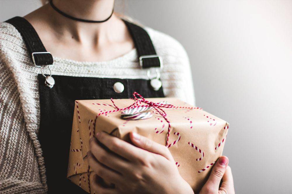 ilustrasi memberi hadiah (unsplash.com/Kira auf der Heide)