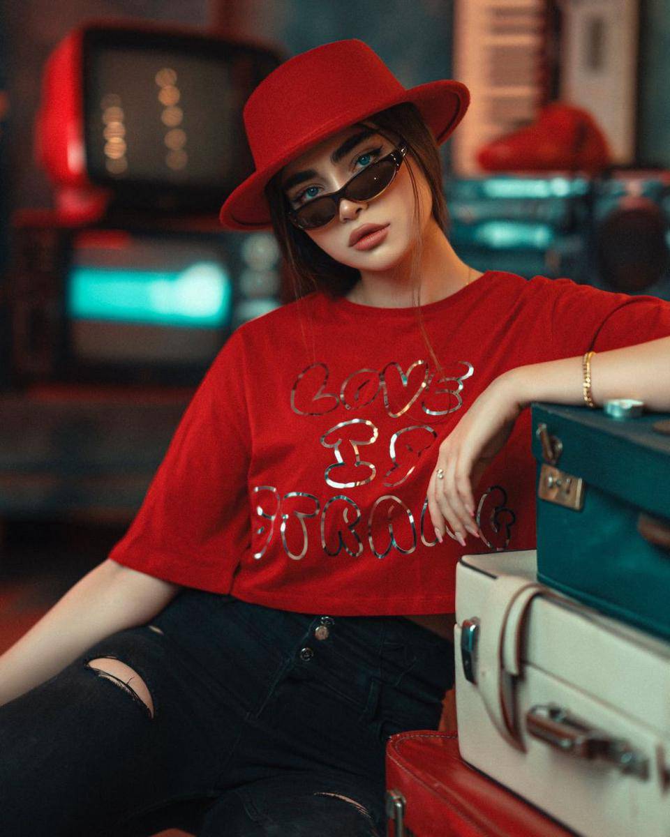 ilustrasi baju merah vermilion (pexels.com/ Ali Pazani)