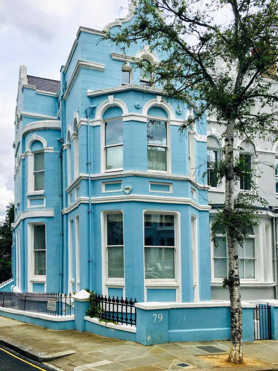 Kombinasi cat biru muda untuk desain rumah (pexels.com/Larissa Farber)