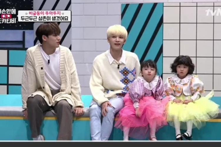 potret kebersamaan Mingyu SEVENTEEN (tengah rambut warna putih) dengan anak-anak. (dok. tvN/날개는 숨겨놓은 천사 삼촌🧚 '윤정한'이 뚜아뚜지랑 빨리 친해지는 비결은?! ( ft.과거 유아교육과 지망자의 스킬 ) | #내손안에조카티비)