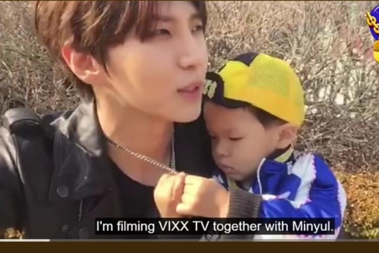 potret kebersamaan Leo VIXX dan keponakannya. (dok.VIXX Noona/[ENG SUB] VIXX Leo, Hongbin, and Hyuk Relax Time)