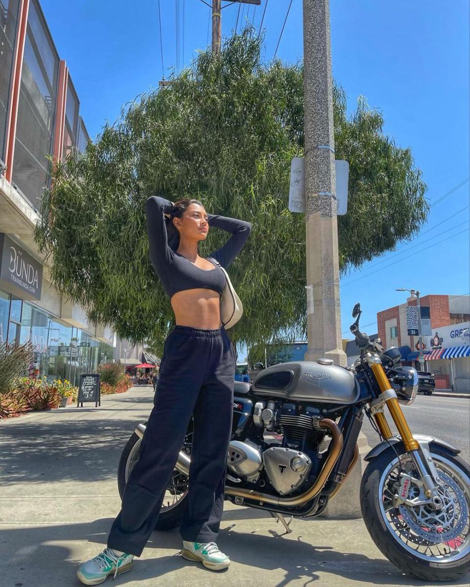 ide gaya liburan ala Erika Carlina (instagram.com/eri.carl)