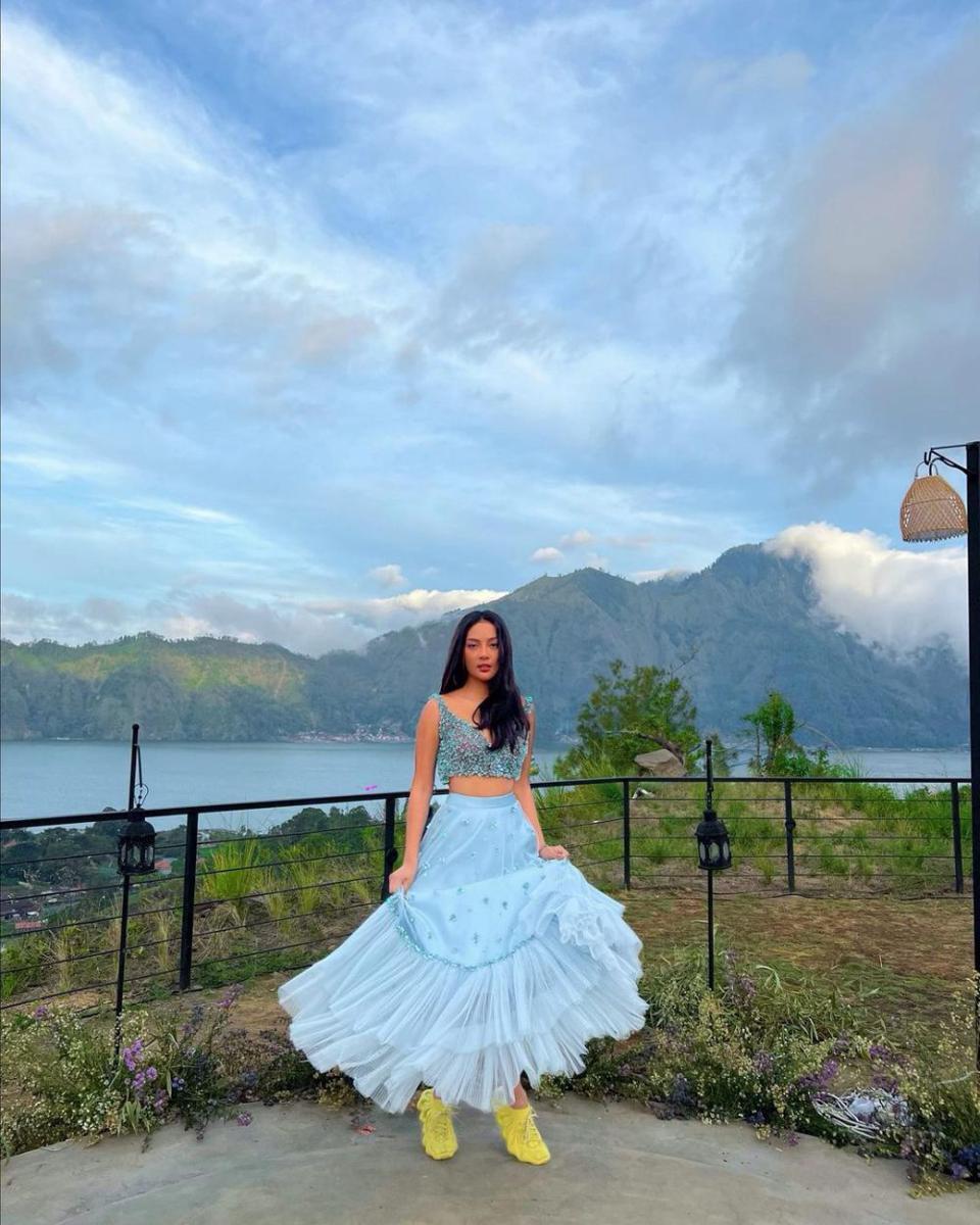 ide gaya liburan ala Erika Carlina (instagram.com/eri.carl)