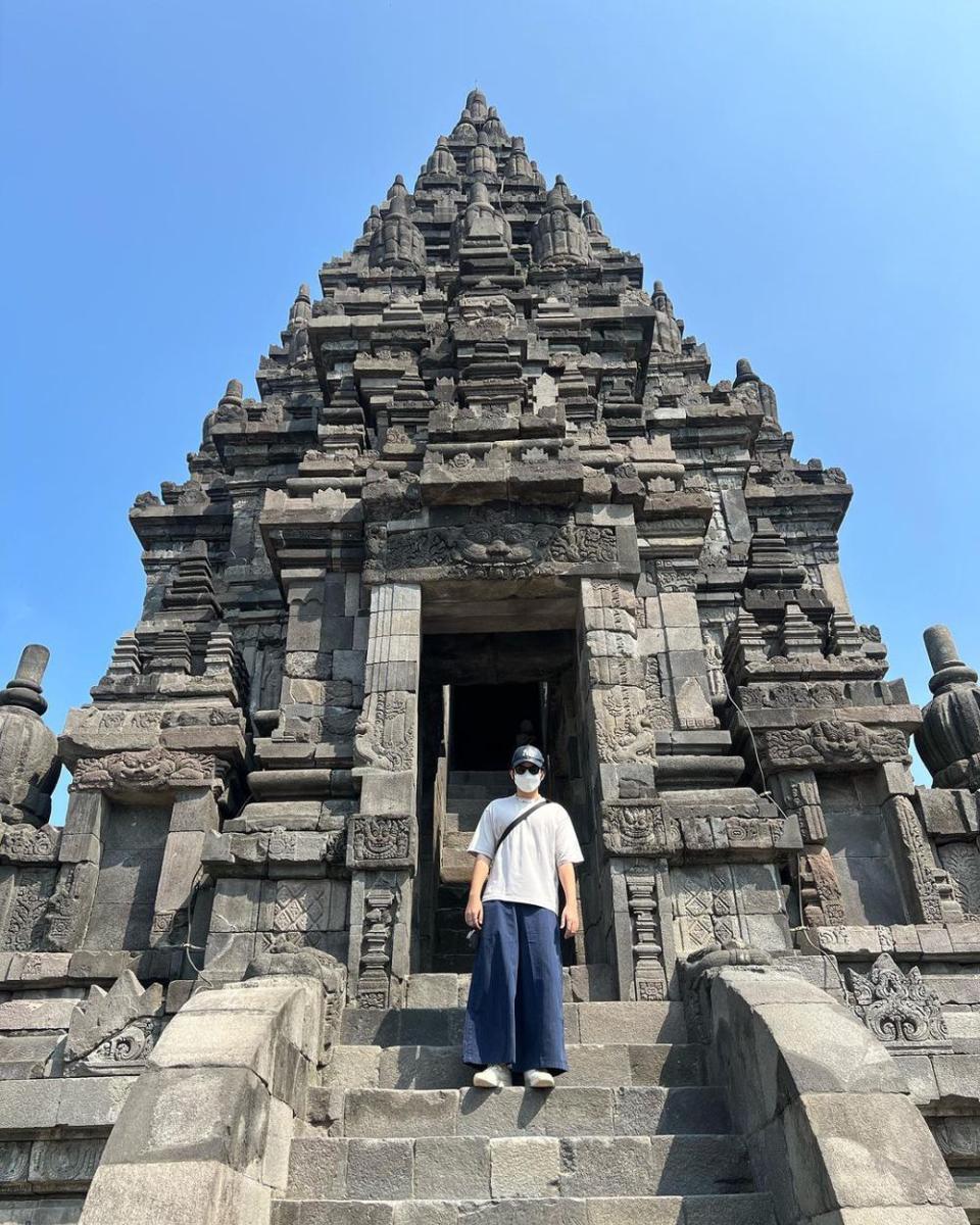 padu padan loose pants ala Angga Yunanda (instagram.com/angga/)
