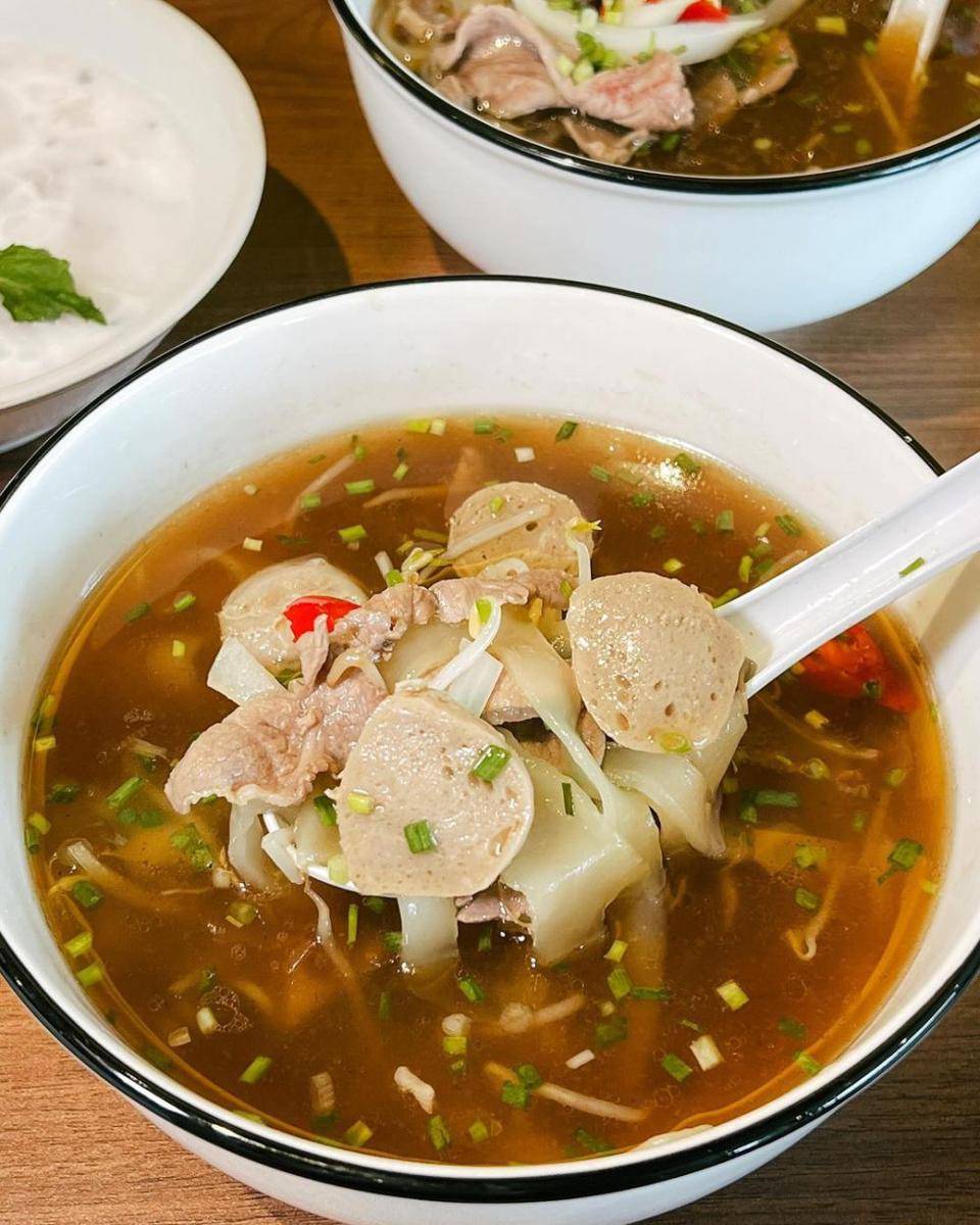 Beef and meatballs pho ala Coba Pho Surabaya. Instagram/vickyyuwono