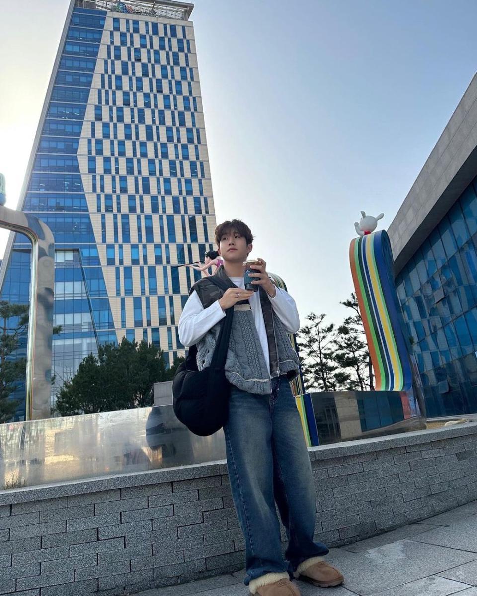 celana jeans ala JinJin ASTRO (instagram.com/ast_jinjin)
